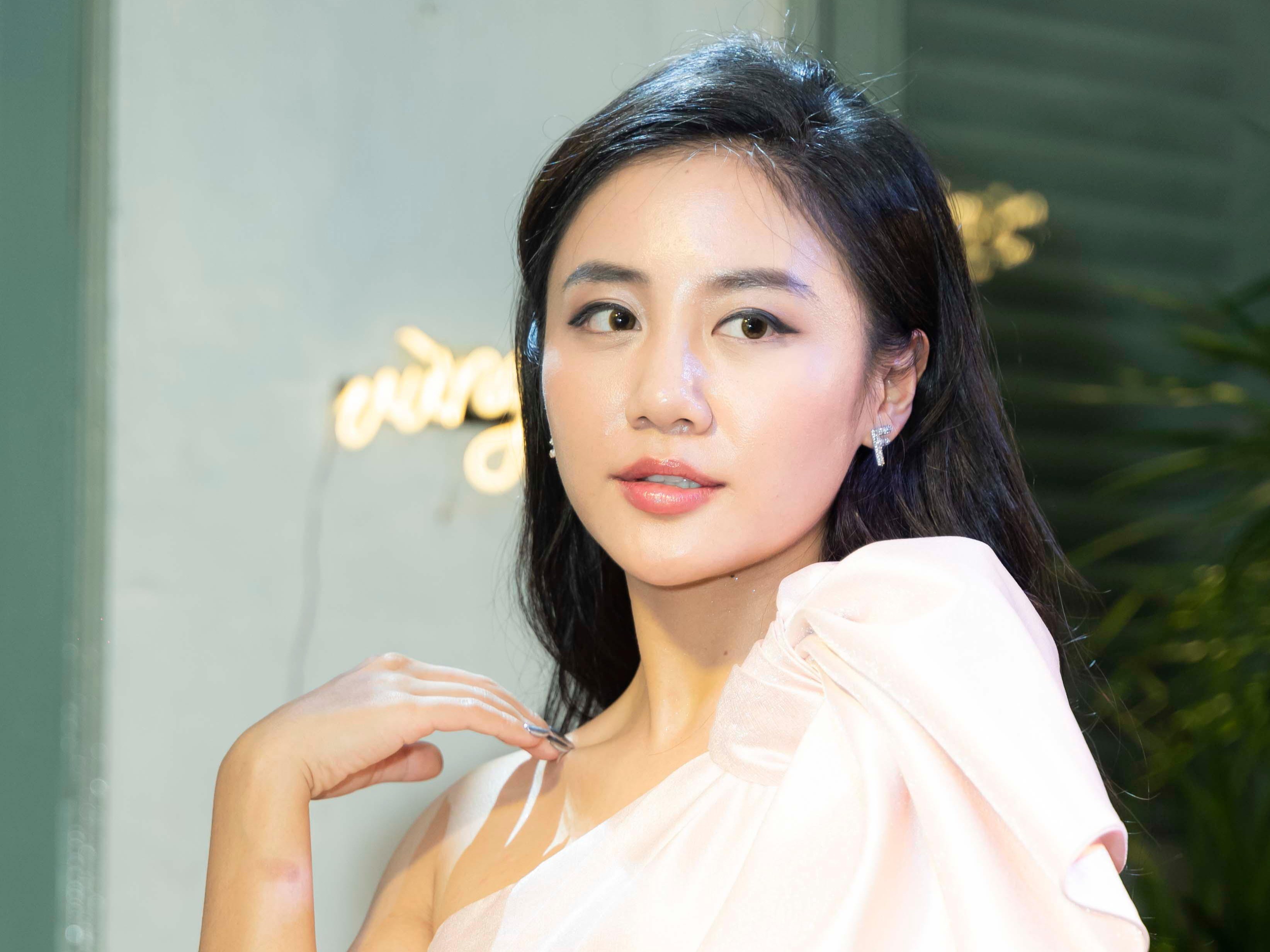 van-mai-huong-bi-ban-than-boc-phot-1684984665.jpg