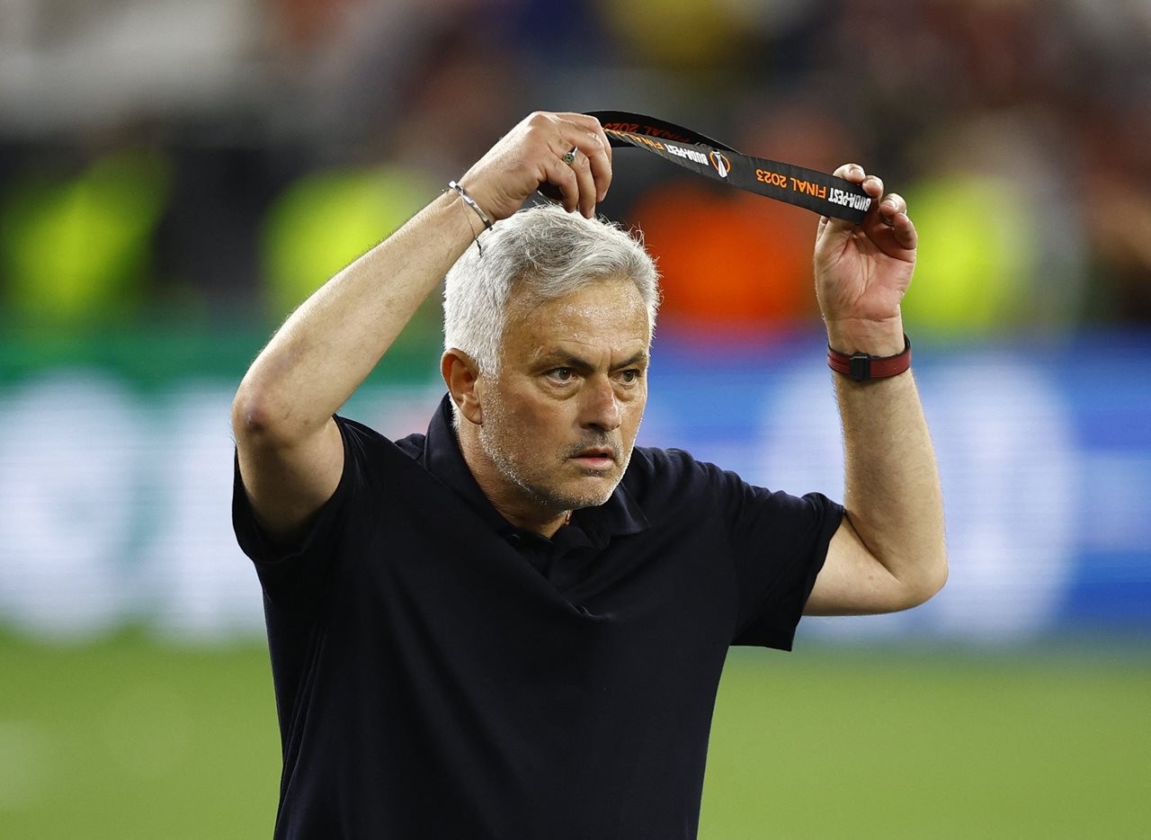 hlv-mourinho-nem-huy-chuong-len-khan-dai-1-1685586740.jpg