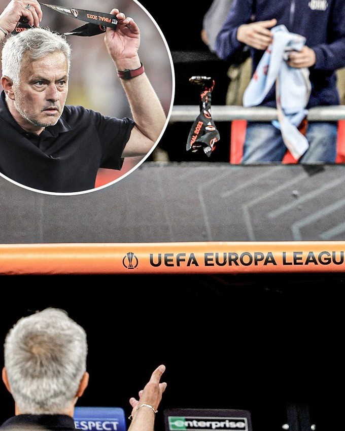 hlv-mourinho-nem-huy-chuong-len-khan-dai-1685586697.jpg