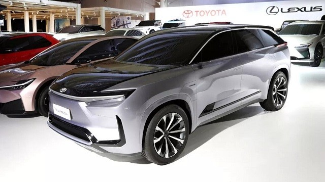 Mẫu SUV chạy điện mới toanh có 3 hàng ghế của Toyota chuẩn bị ra mắt gây chú ý