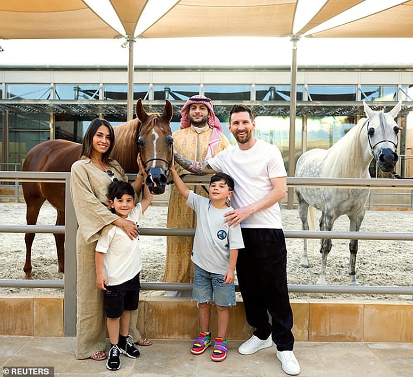 messi-ra-mat-doi-bong-moi-1685789739.jpg