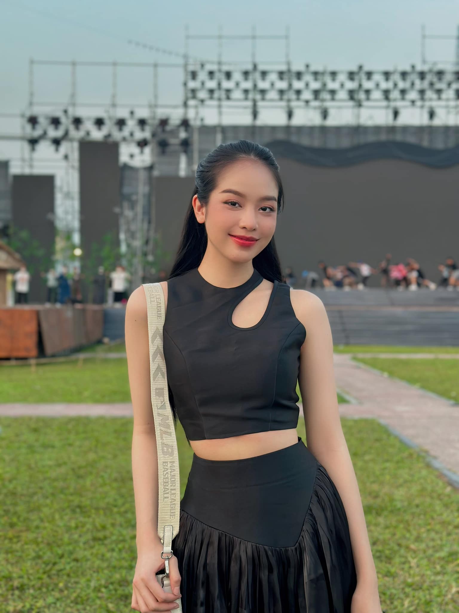 thanh-thuy-lien-tuc-khoe-eo-thon-bung-phang-dien-mao-len-huong-vu-vu-hau-dao-keo-7-1685954177.jpg