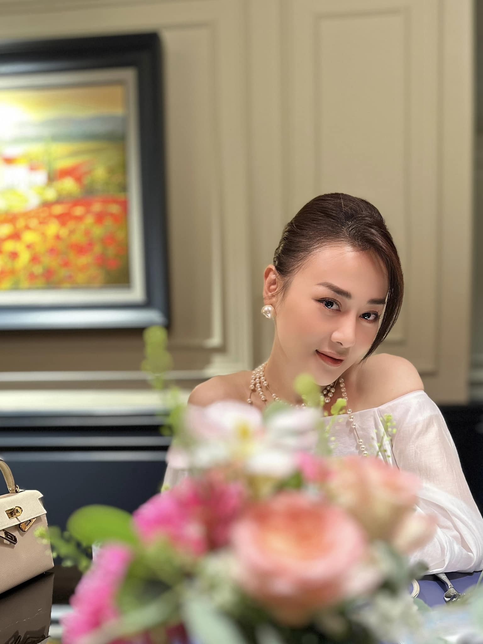 phuong-oanh-dep-khong-ti-vet-du-trong-anh-moi-visual-the-nay-bao-sao-shark-binh-trung-tieng-set-ai-tinh-1-1686046911.jpg