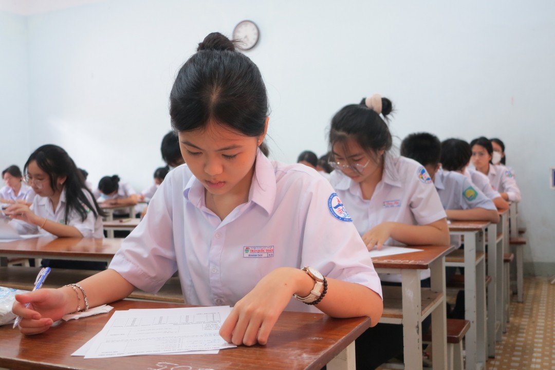 dap-an-de-thi-mon-tieng-anh-vao-lop-10-ha-noi-1686131194.jpg