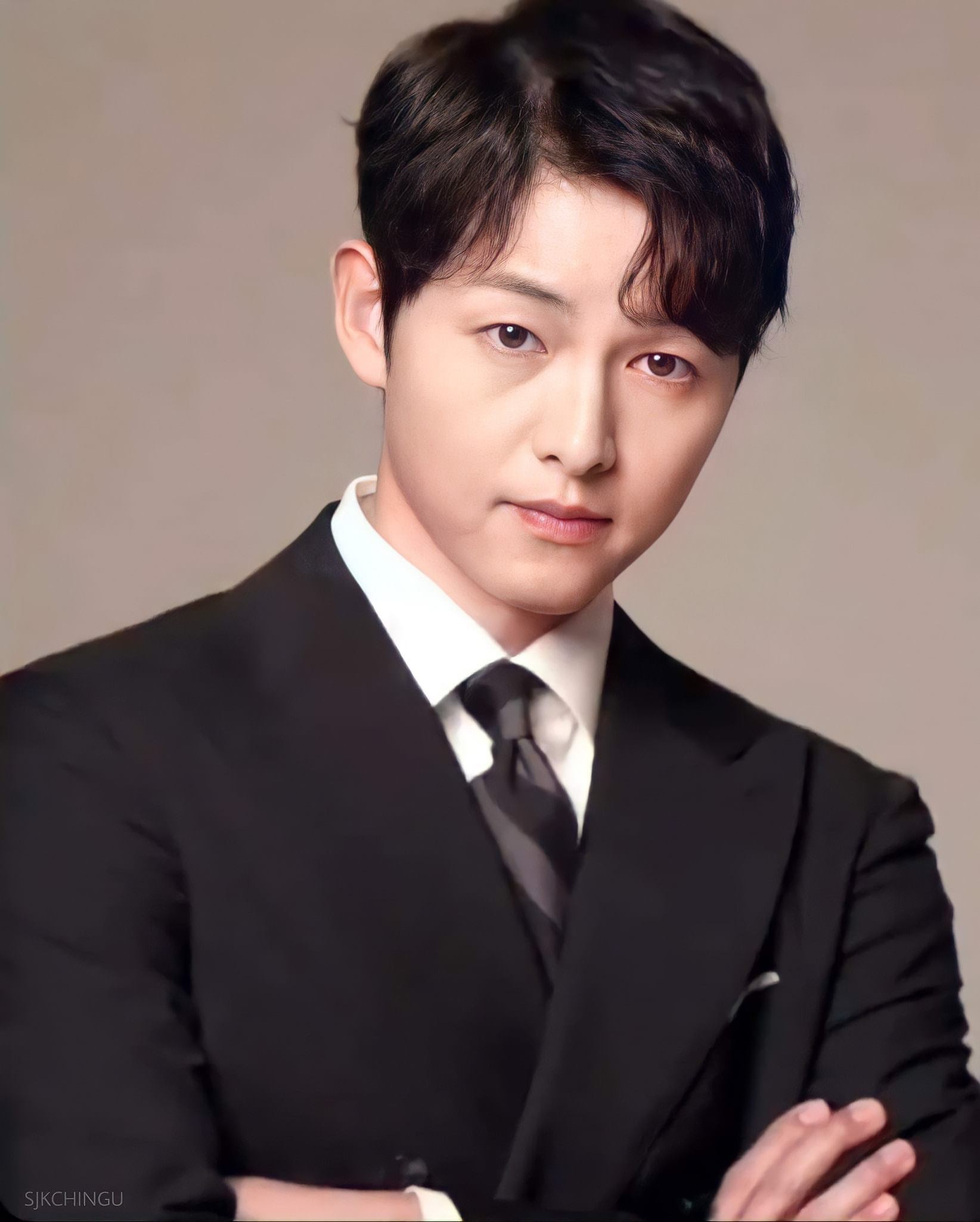 song-joong-ki-bi-nem-da-vi-phat-ngon-gia-dinh-2-1686909655.jpg