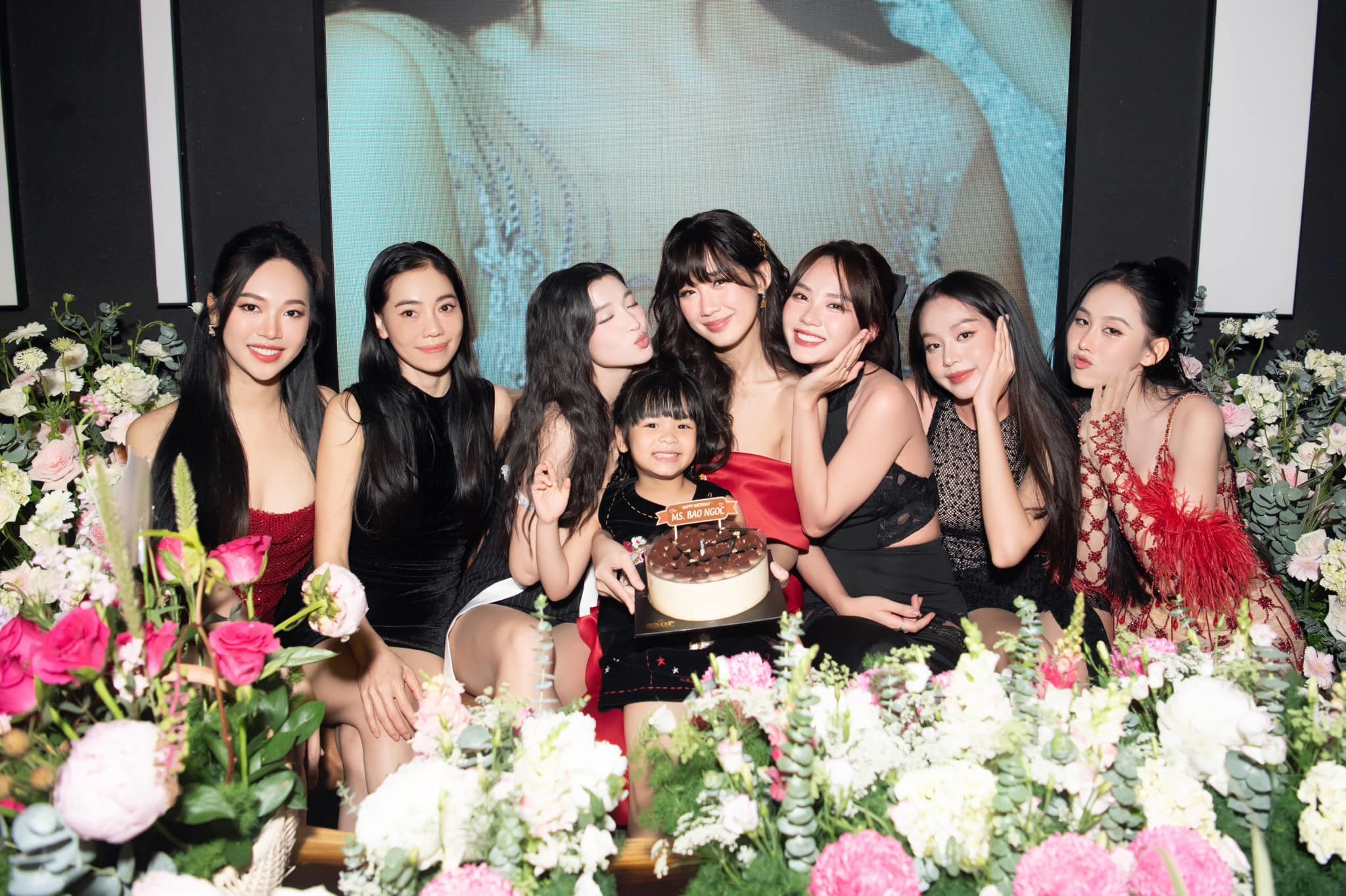 hoa-hau-bao-ngoc-sinh-nhat-11-1687157288.jpg