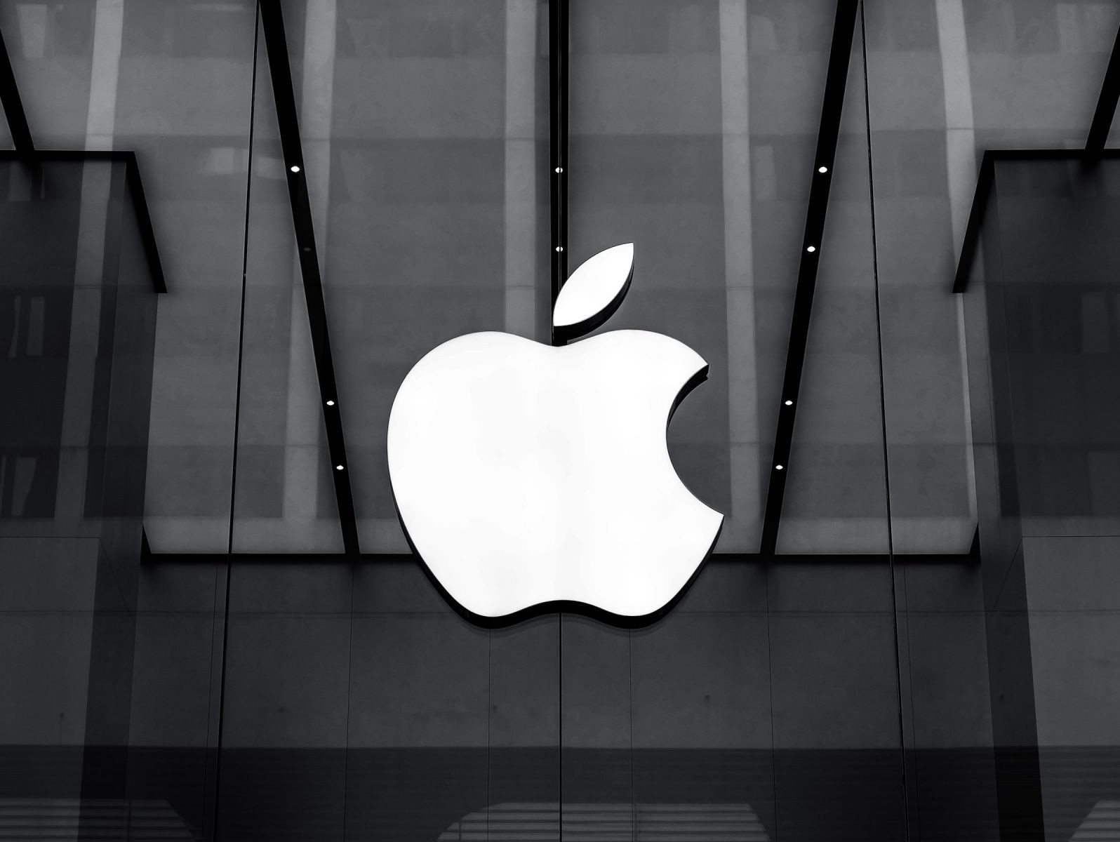 Apple trở thành công ty giá trị nhất thế giới, lần đầu tiên chạm mốc 3000 tỷ USD