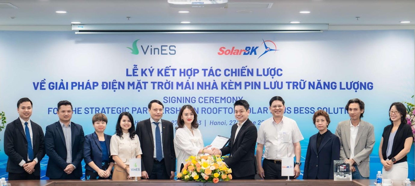 VinES và SolarBK hợp tác thúc đẩy sử dụng giải pháp điện mặt trời mái nhà kèm pin lưu trữ năng lượng tại Việt Nam