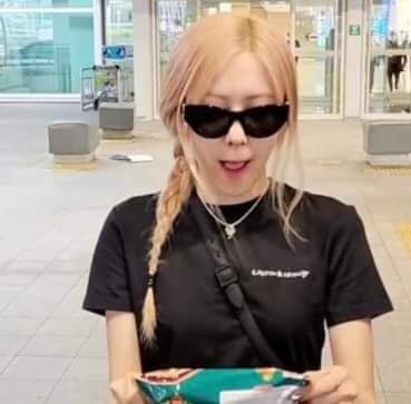 rose-blackpink-pho-bo-3-1688550558.jpg