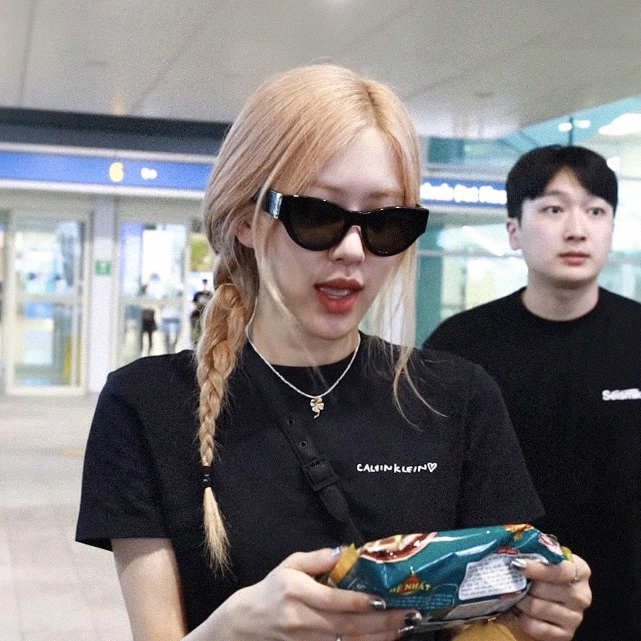 rose-blackpink-pho-bo-6-1688550377.jpg