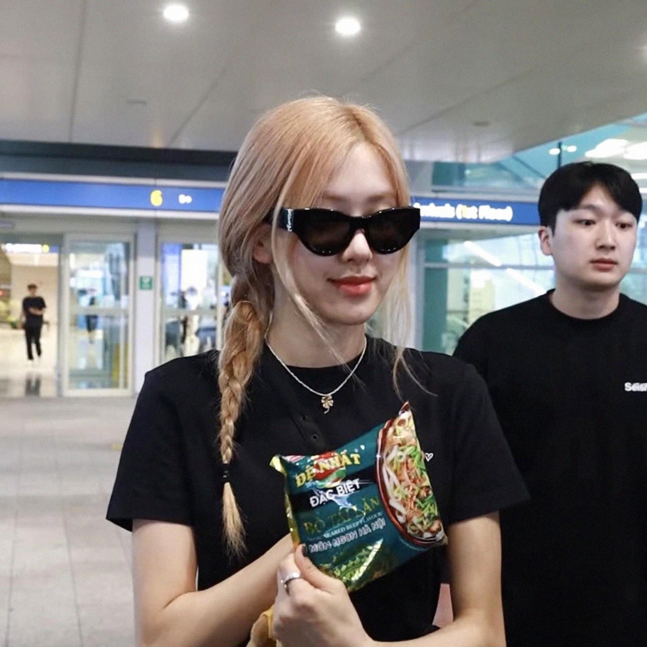 rose-blackpink-pho-bo-9-1688550387.jpg