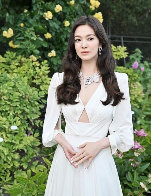song-hye-kyo-tiet-lo-kho-khan-3-1691046533.jpg