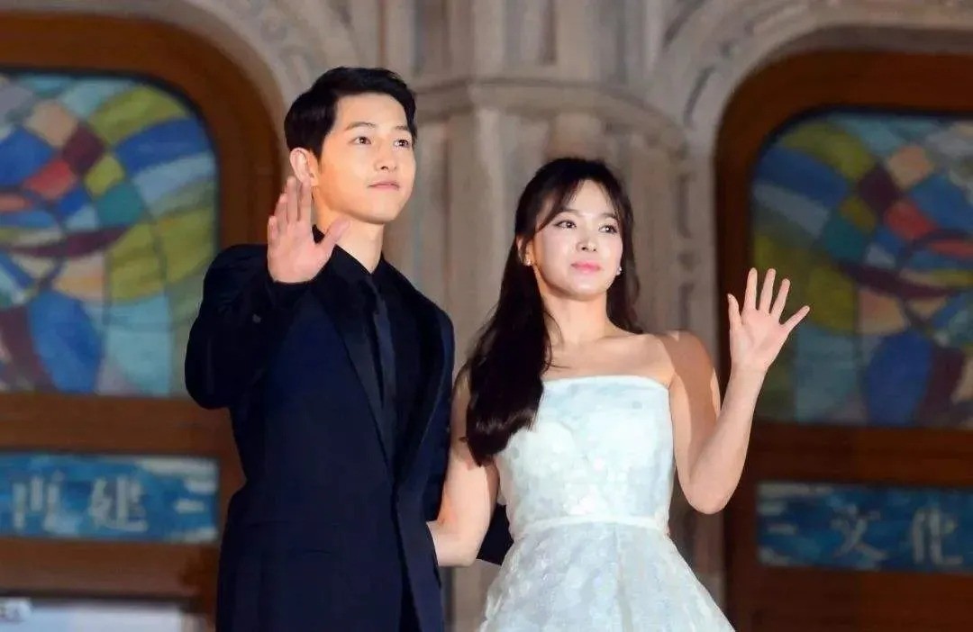 song-joong-ki-va-song-hye-kyo-hien-tai-2-1691395410.jpg