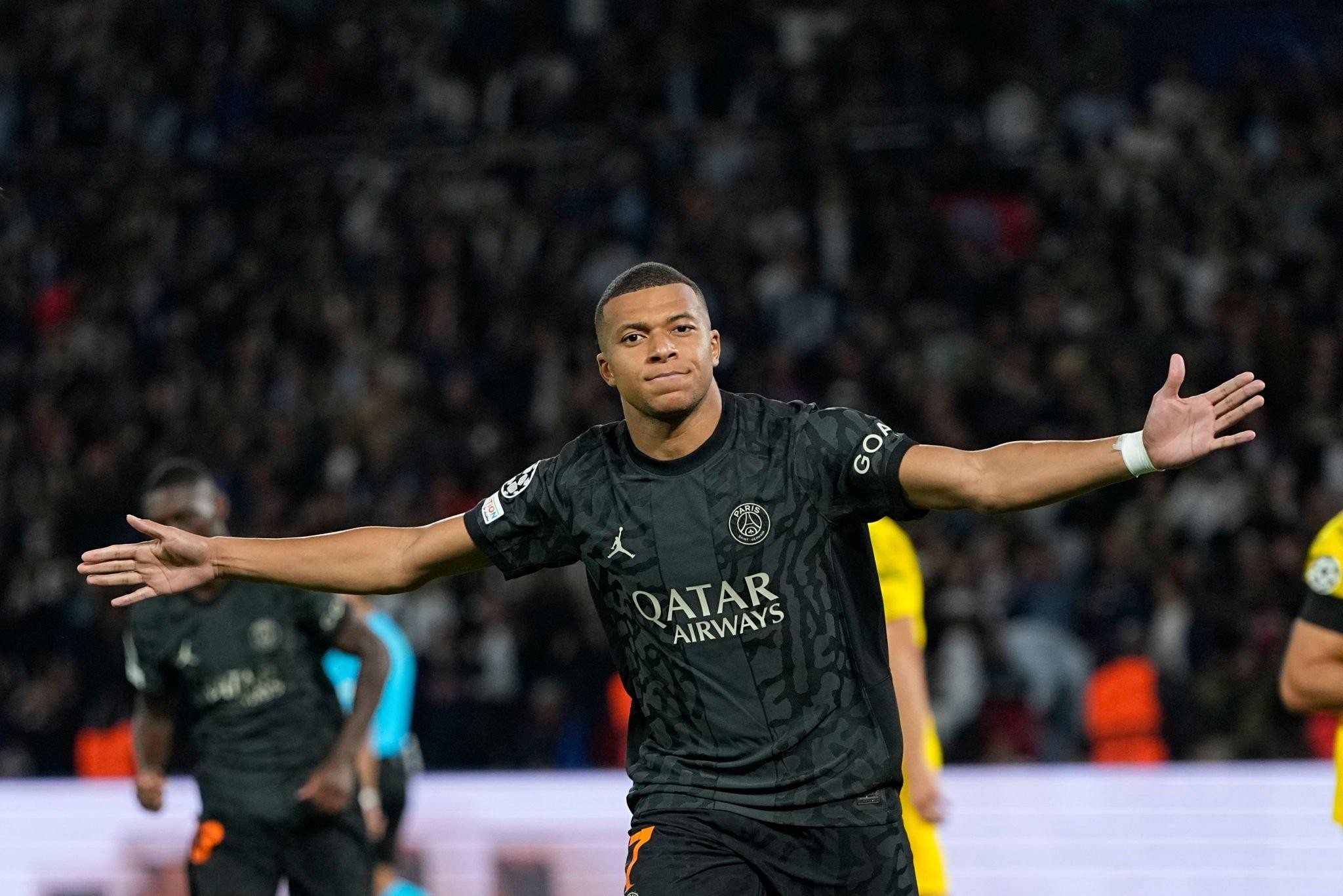 mbappe-qua-bong-vang-1695647466.jpg