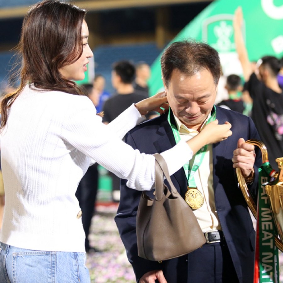 moi-lan-theo-chong-thieu-gia-ra-san-bong-do-my-linh-mac-gian-di-van-hut-bao-anh-nhin-batch-dan-wags-do-sac-do-my-linh-dien-outfit-200-t-1669785758-43-width900height900-1695617587.jpg