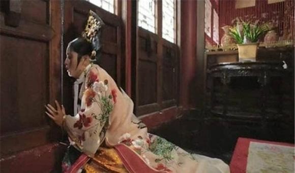 noi-so-cung-nu-khi-bi-day-vao-lanh-cung-3-1695890335.jpg