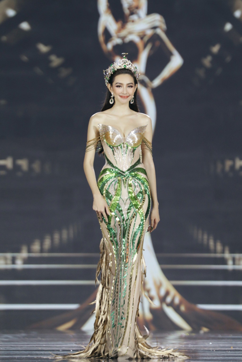 thu-nhap-cua-thuy-tien-2-1701319922.jpg