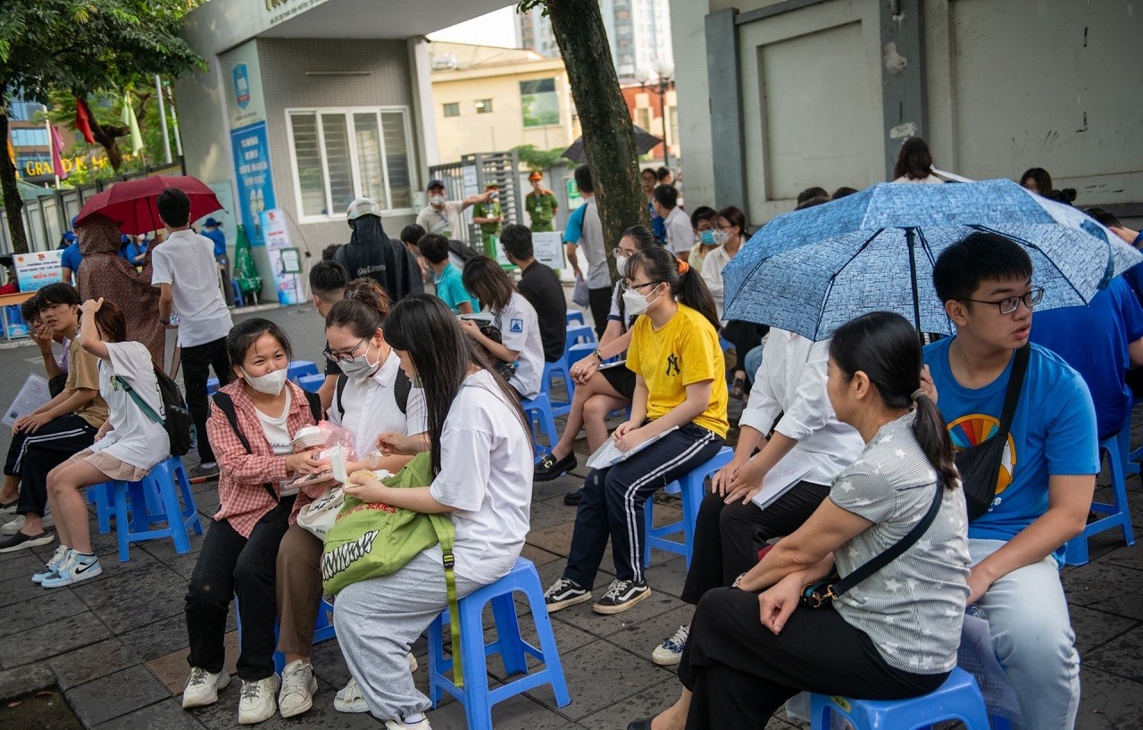 Trước môn thi đầu tiên, nhiều thí sinh có mặt tại điểm thi từ rất sớm. Các em tranh thủ ăn sáng, ôn bài và mong đề Văn rơi vào 'Người lái đò sông Đà'. Ảnh: Zingnews Trước môn thi đầu tiên, nhiều thí sinh có mặt tại điểm thi từ rất sớm. Các em tranh thủ ăn sáng, ôn bài và mong đề Văn rơi vào 'Người lái đò sông Đà'. Ảnh: Zingnews