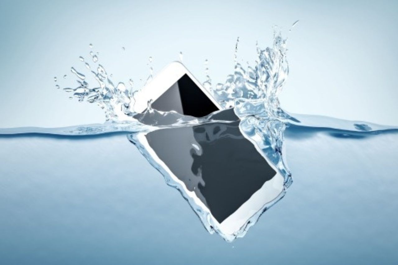 Làm ngay bước này để ‘cứu’ loa iPhone nếu chẳng may điện thoại rơi xuống nước