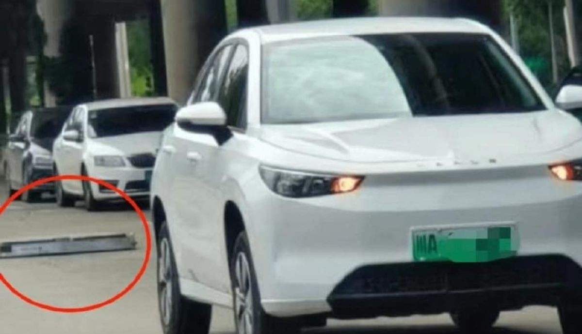 Dân tình ‘xôn xao’ vì mẫu xe điện Trung Quốc rơi pin khi đang chạy trên đường