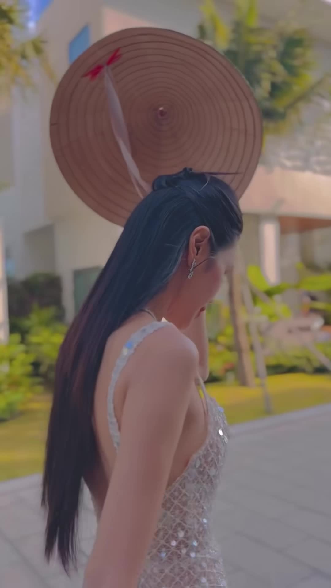 cai-non-la-ky-niem-cua-tui-di-mien-tay-han-man-trung-cuu-tro-nho-co-no-che-cho-cho-tui-luc-nang-ba-1684896171.mp4