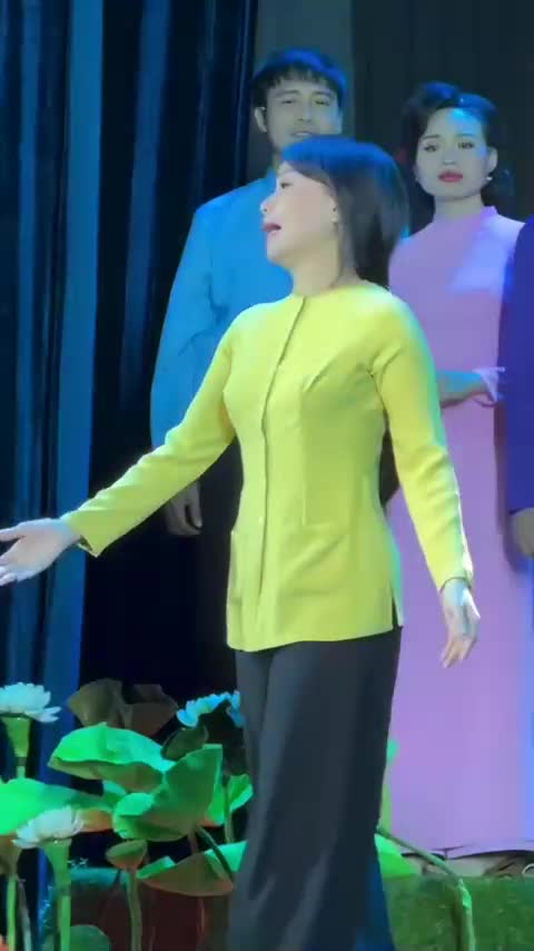 cam-ly-bat-khoc-tren-san-khau-1695390529.mp4