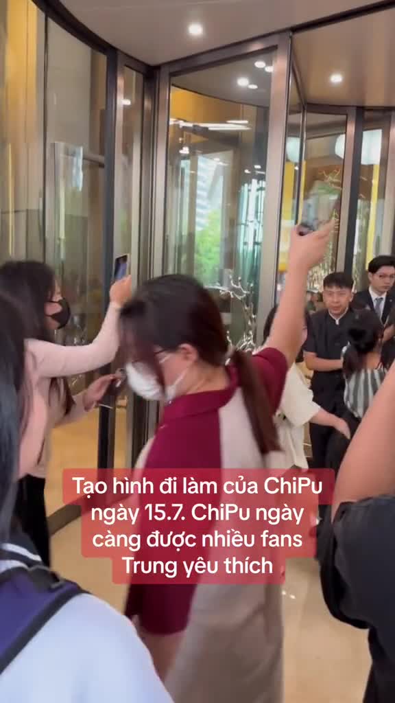 chi-pu-vua-xuat-hien-fan-trung-quoc-vay-kin-loi-di-1689563912.mp4
