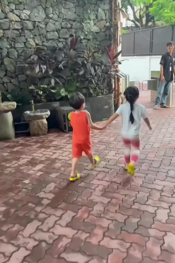 clip-hoa-minzy-bat-tron-khoanh-khac-dang-yeu-cua-con-trai-khi-nam-tay-co-ban-nho-ra-ve-the-nhung-netizen-lai-nhan-xet-tieu-cuc-khi-xem-den-cuoi-1697347598.mp4