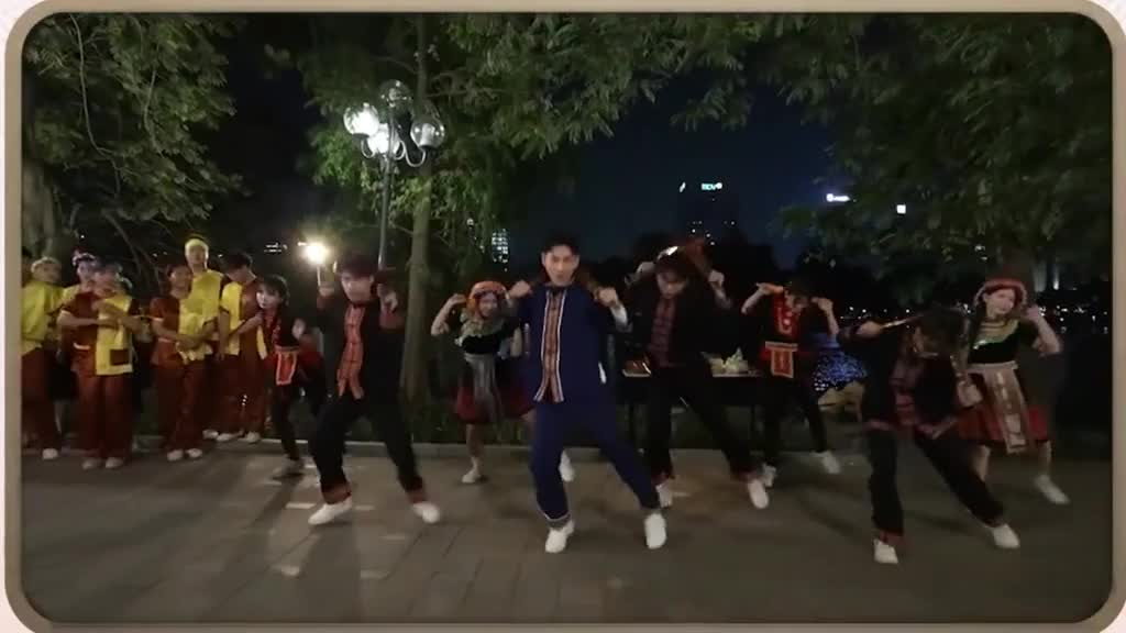 clip-isaac-khoa-moi-bich-phuong-o-bo-ho-ha-noi-gay-bao-mxh-1689754216.mp4