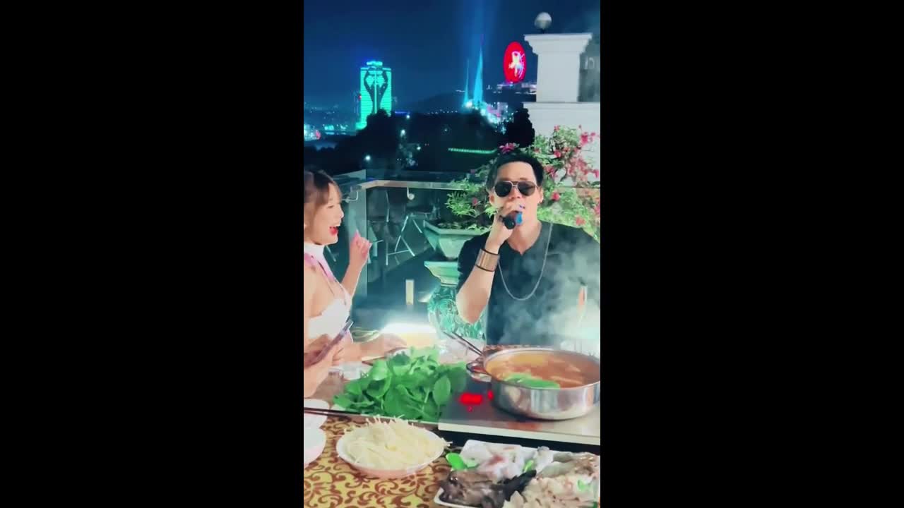 clip-khanh-phuong-than-thiet-voi-vu-cong-quynh-nga-tai-mot-quan-an-gay-chu-y-1693465418.mp4