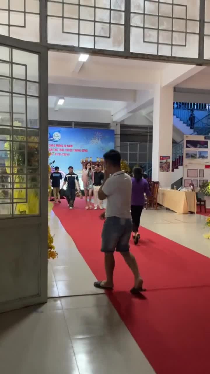 clip-mot-fan-lon-tuoi-vui-mung-khi-thay-nam-em-1-1704424846.mp4