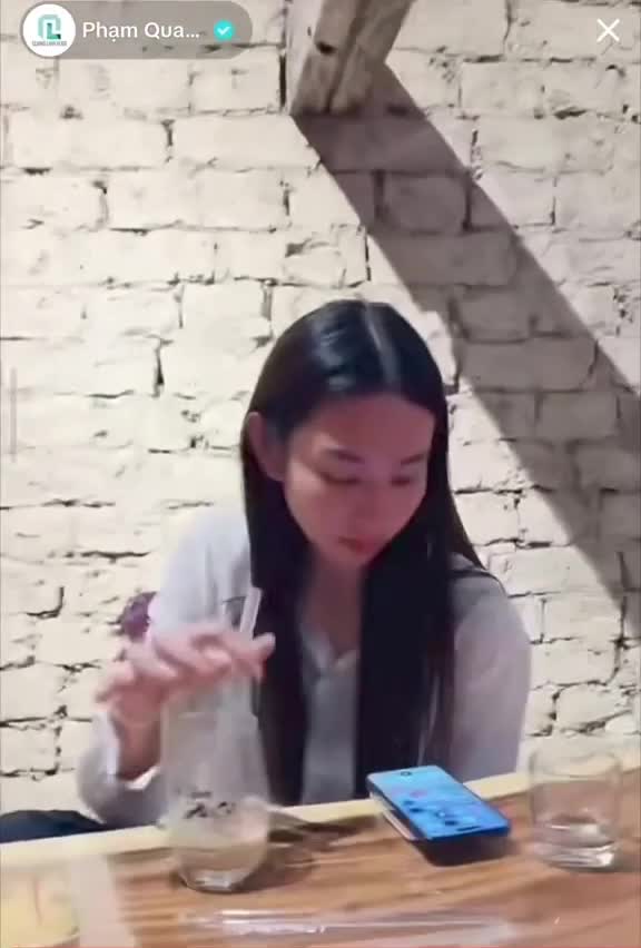 clip-thuy-tien-to-ro-thai-do-khi-bi-quay-bieu-cam-trong-luc-quang-linh-chup-anh-voi-fan-nu-1691739946.mp4