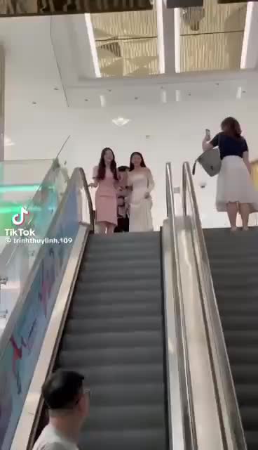 clip-trinh-thuy-linh-va-minh-kien-boi-roi-khi-phai-dien-vay-om-sat-va-ao-dai-di-chuyen-xuong-tang-bang-thang-may-1691571502.mp4