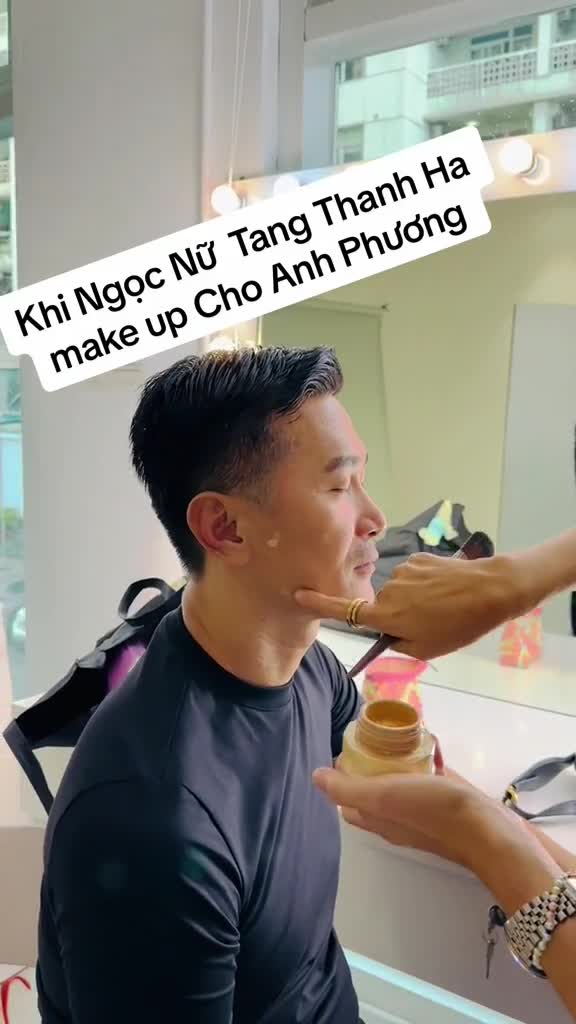 dien-vien-quoc-cuong-duoc-ha-tang-tu-tay-makeup-1686555562.mp4