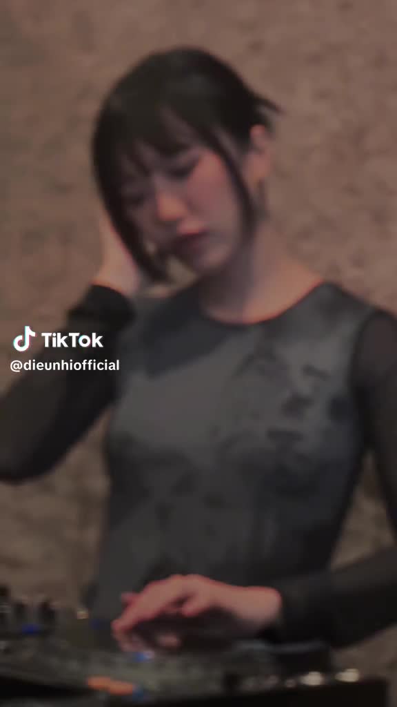 dieu-nhi-da-san-lam-dj-nhan-sac-thay-doi-hau-ket-hon-cung-anh-tu-1684156064.mp4