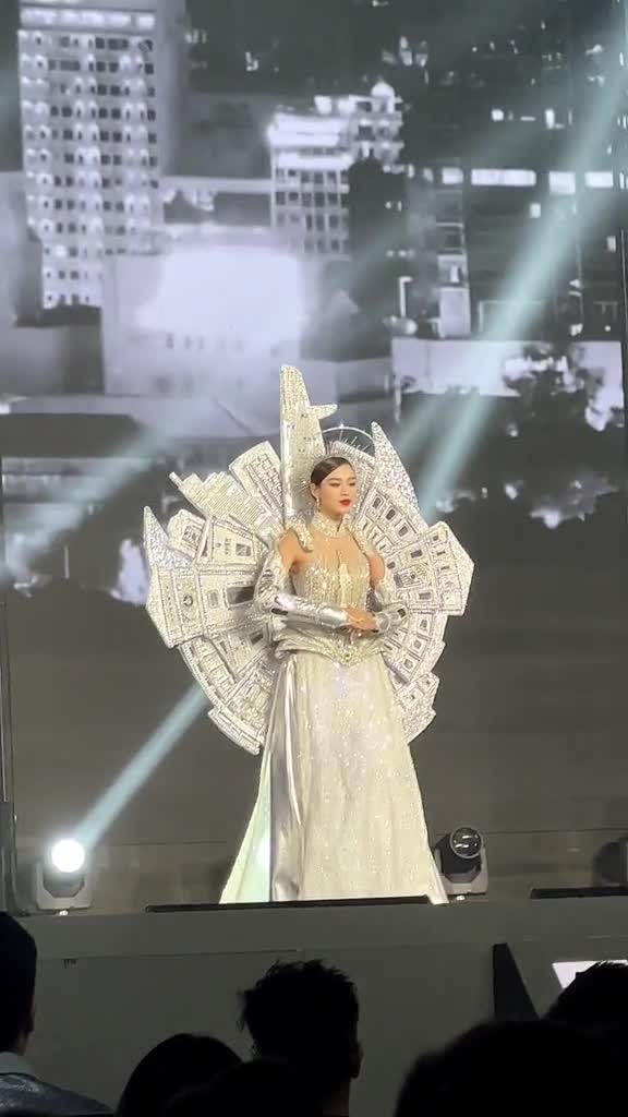 do-ha-trong-trang-phuc-sai-gon-by-night-o-mot-goc-quay-can-canh-1692512935.mp4