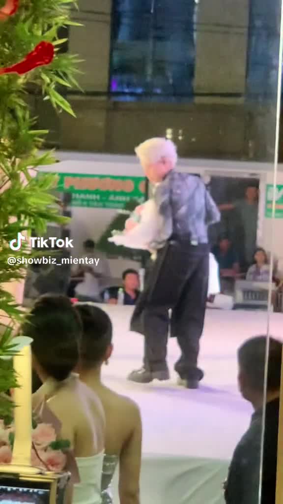 duc-phuc-co-hanh-dong-chuan-tro-cung-cua-my-tam-tren-san-khau-1686753113.mp4