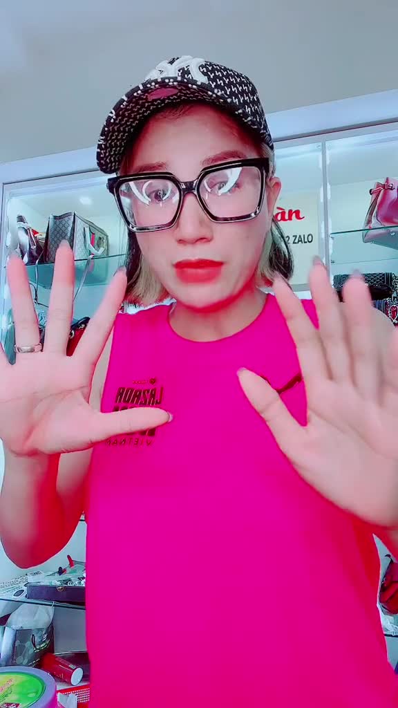 e-choang-ve-be-hoa-hau-that-roi-y-nhi-tiktok-1691755277.mp4