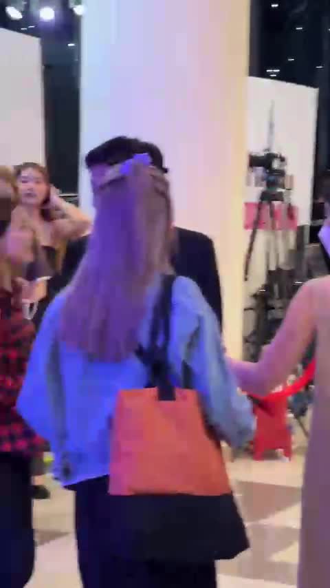 fan-bat-gap-truong-giang-o-trung-tam-thuong-mai-va-lien-tuc-bao-vay-thai-do-nam-danh-hai-ra-sao-1682666779.mp4