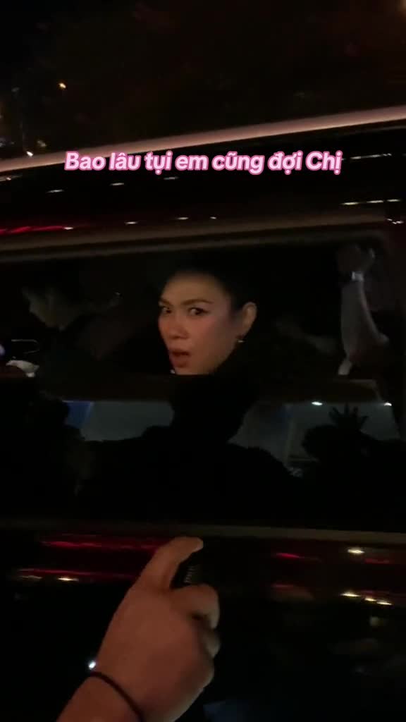 giao-luu-cung-fan-my-tam-gay-xon-xao-vi-bat-khoc-tren-xe-1696569530.mp4