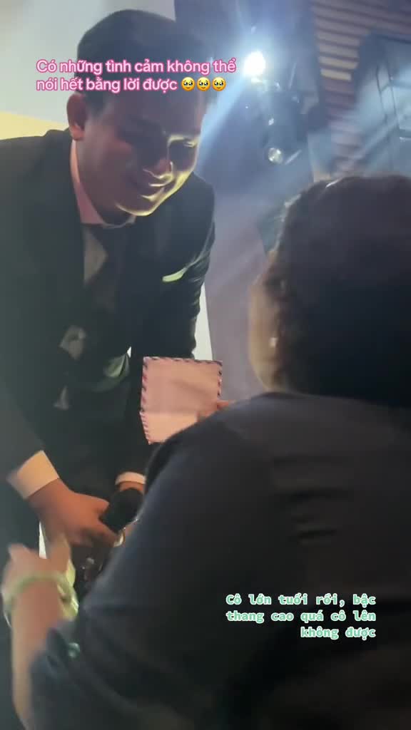 hanh-dong-cua-hoai-lam-danh-cho-khan-gia-lon-tuoi-trong-show-dien-1688634865.mp4