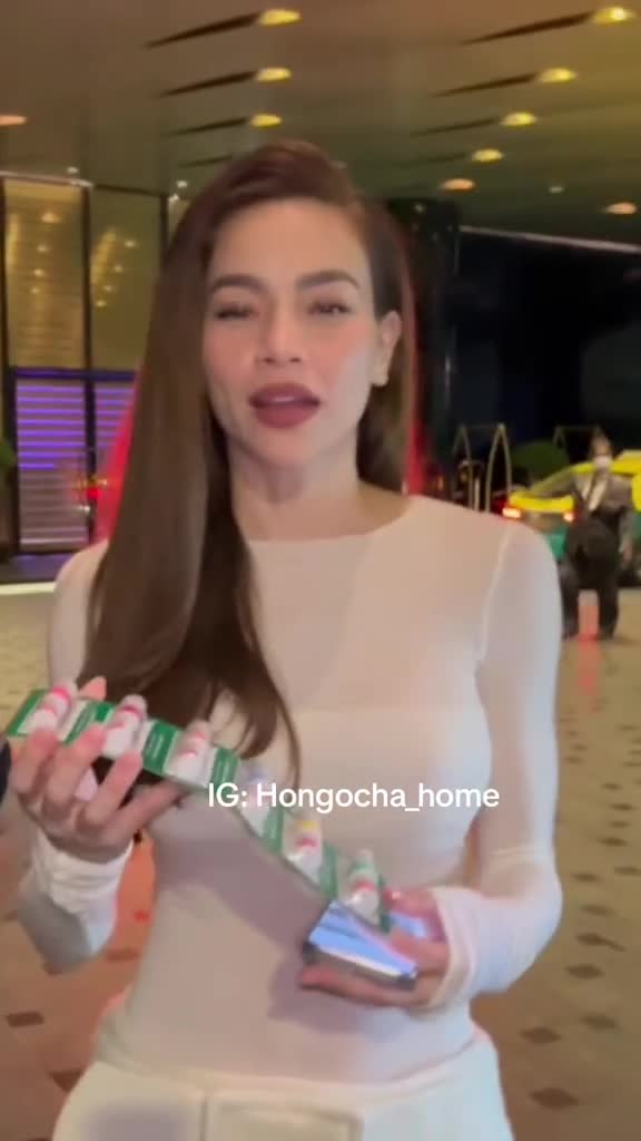 ho-ngoc-ha-duoc-fan-nuoc-ngoai-bao-vay-day-noi-tieng-thai-lan-1698297920.mp4