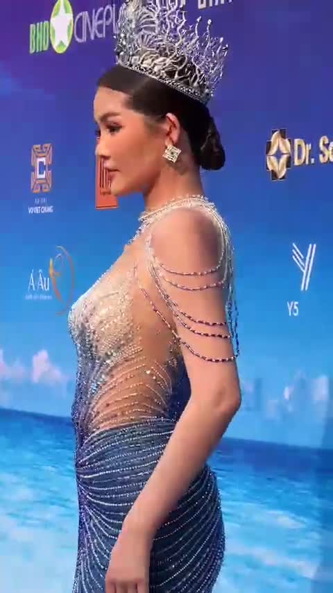 hoa-hau-le-au-ngan-anh-qua-ong-kinh-camera-thuong-nhan-sac-the-nao-ma-chong-mc-nhin-si-me-1682563483.mp4