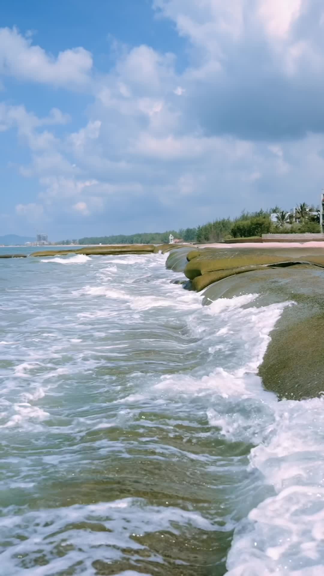 hoa-hau-nguyen-thuc-thuy-tien-khoe-nhan-sac-dep-tung-centimet-trong-thiet-ke-tre-vai-om-body-cuc-ky-goi-cam-den-tu-do-long-1684907495.mp4