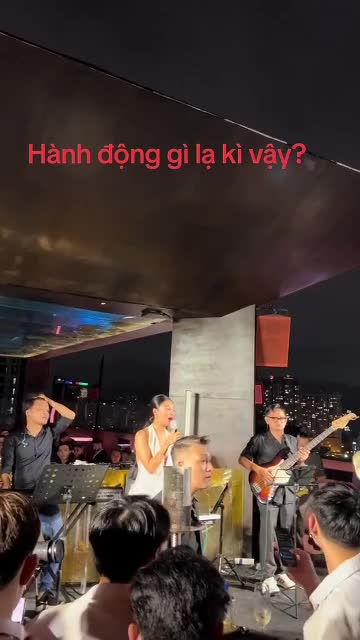 khan-gia-nem-do-khi-van-mai-huong-hat-tren-san-khau-nu-ca-si-len-tieng-can-ngan-tap-chi-saostar-1692247641.mp4