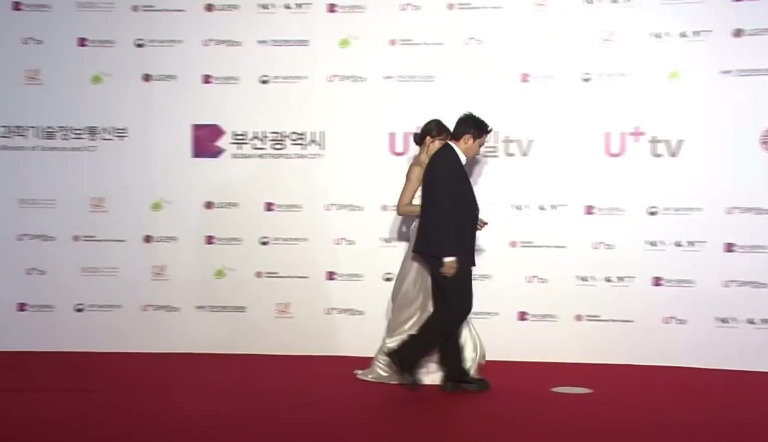 khoanh-khac-gay-tranh-cai-khi-vo-chong-tran-thanh-roi-di-luc-thuy-tien-vua-buoc-den-tai-lhp-busan-1697081585.mp4