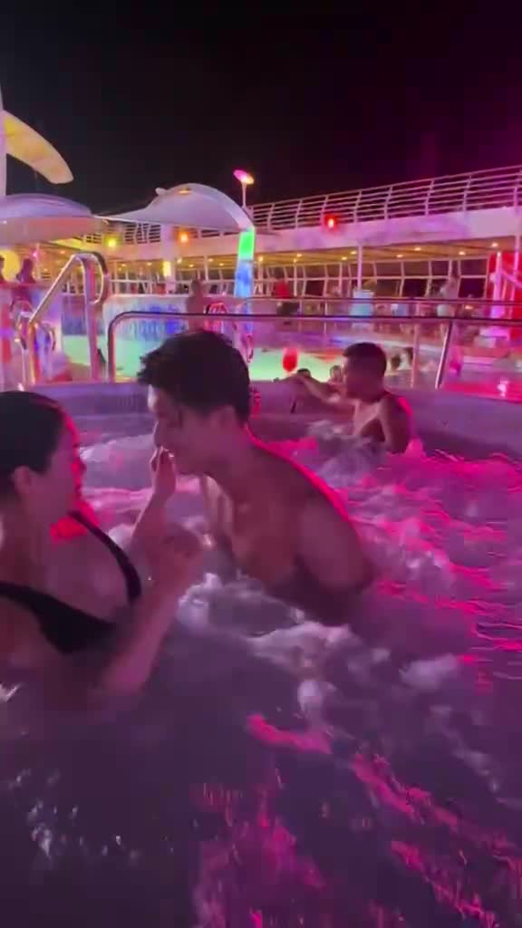 khong-ngai-hinh-tuong-le-quyen-lam-bao-chau-vo-tu-lac-lu-trong-bon-1691308655.mp4