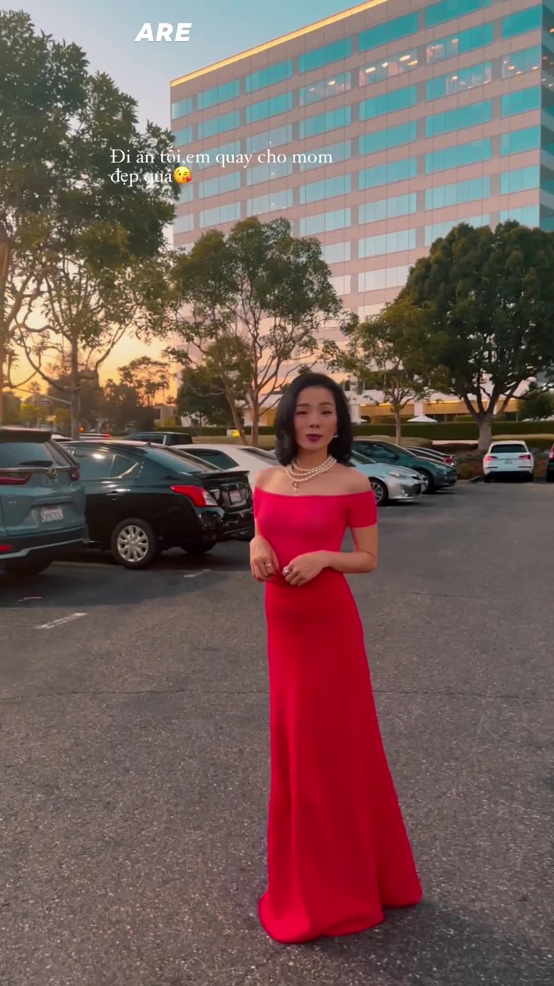 le-quyen-dien-trang-phuc-chanh-sa-duoc-quy-tu-lam-dieu-dac-biet-1689845004.mp4