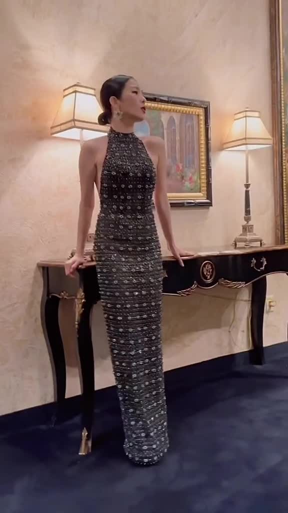 le-quyen-du-trend-lay-chong-khoe-lung-tran-khien-dan-mang-xon-xao-1694060110.mp4