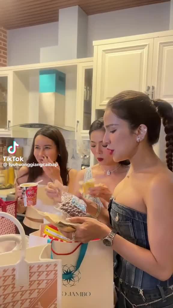 luu-huong-giang-chia-se-khoanh-khac-tu-hop-voi-ca-si-le-quyen-diep-lam-anh-1700793730.mp4